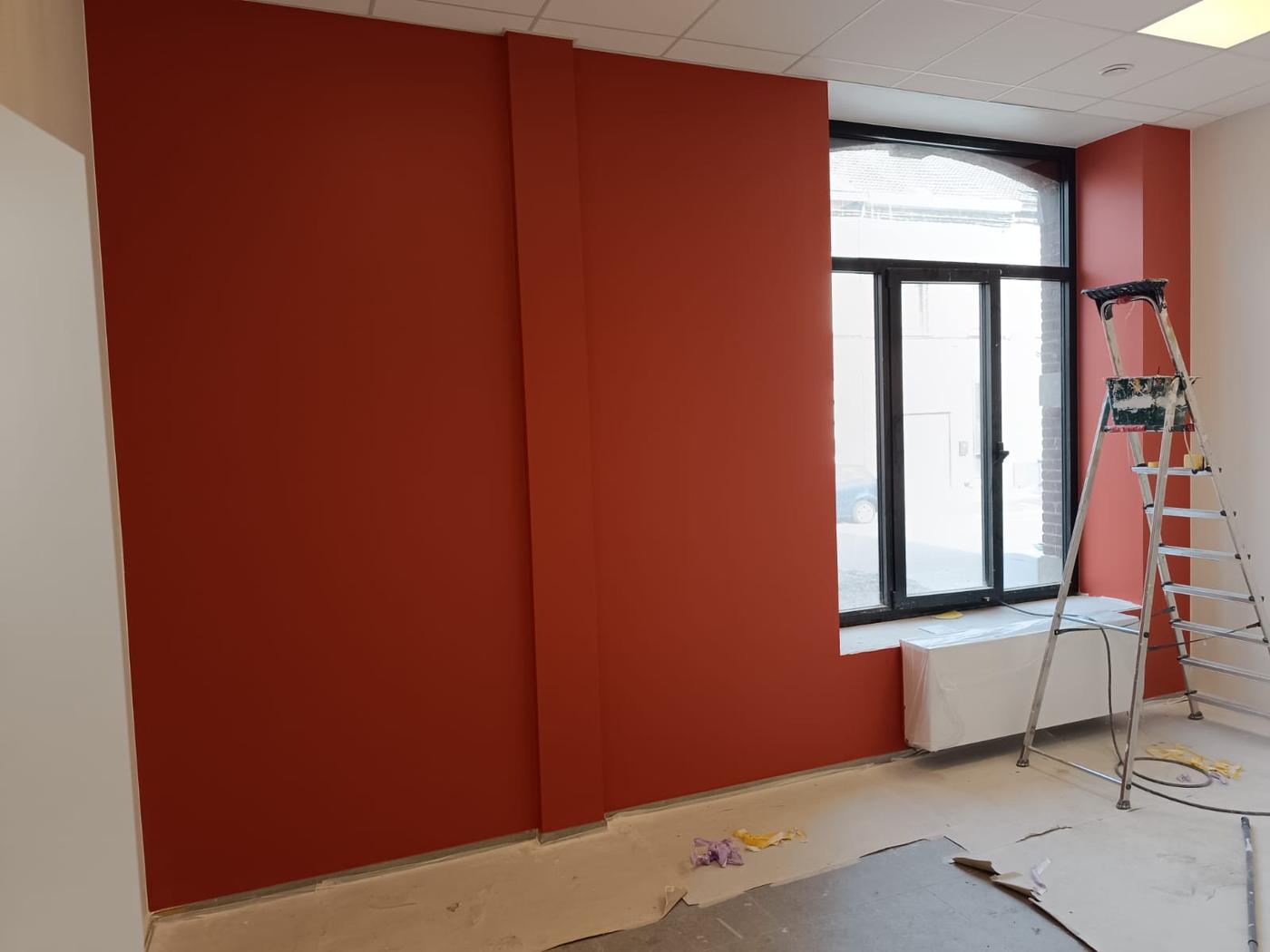 Mêmes murs enduits et peints en rouge, finition lisse
