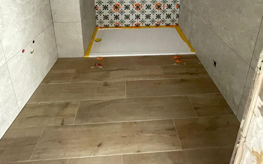 Sol en carrelage effet bois posé dans une salle de bain en rénovation