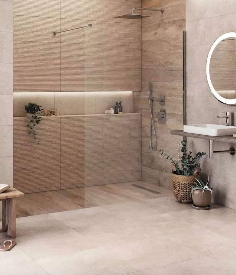 Salle de bain rénovée avec douche à l'italienne et carrelage effet bois